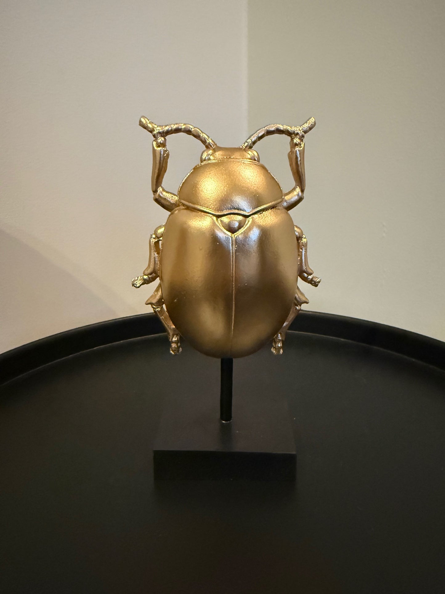 Gouden kever beeldje op voet – Light & Living – 16,5 cm