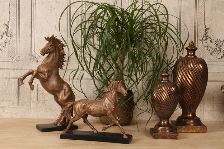 Decoratief paard in galop beeld van goudkleurig polyresin op zwarte voet – Dutch Style