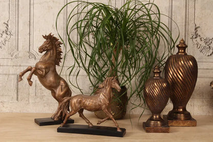 Decoratief paard in galop beeld van goudkleurig polyresin op zwarte voet – Dutch Style