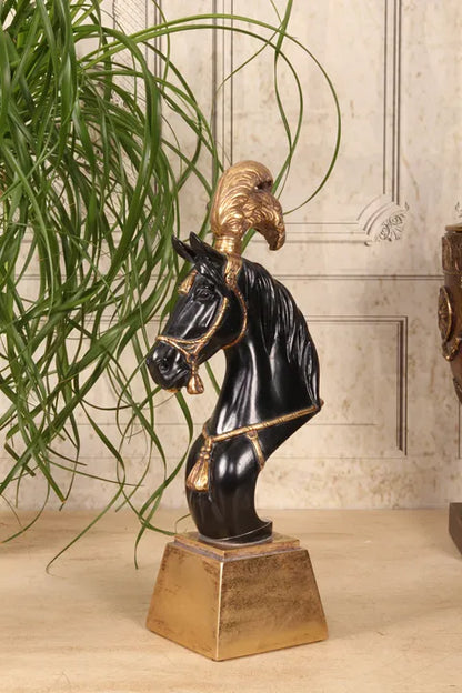 Zwart paardenbeeld met gouden hoofdtooi op sokkel – Dutch Style decoratie 36,5 cm