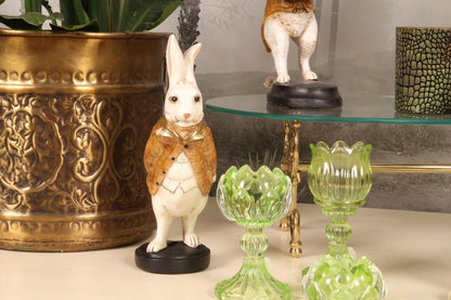 Klassiek konijnenbeeld in jas – 27,5 cm hoog – Dutch Style – paasdecoratie in nostalgische stijl