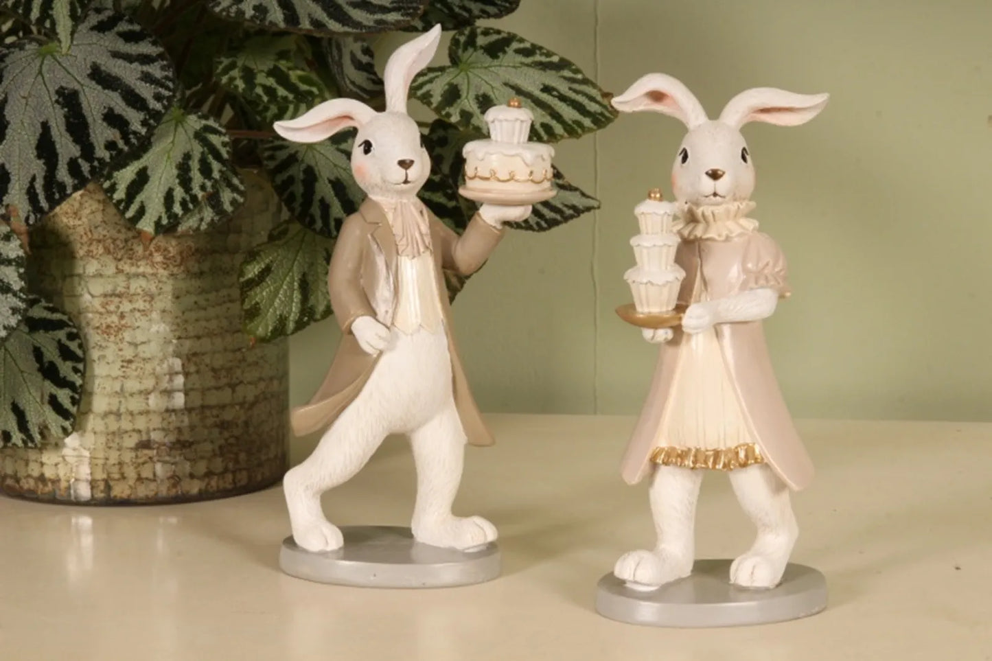 Beige paashaas beeldjes met taart – mannetje en vrouwtje – Dutch Style paasdecoratie – Krokomingo