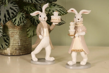 Beige paashaas beeldjes met taart – mannetje en vrouwtje – Dutch Style paasdecoratie – Krokomingo