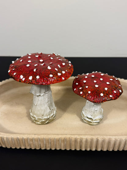 Set van 2 rode paddenstoelen met witte stippen 10 en 13 cm