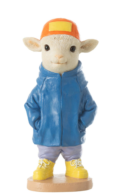 Kleurrijk schapenbeeld met blauwe hoodie oranje pet en gele sneakers van 27 cm hoog