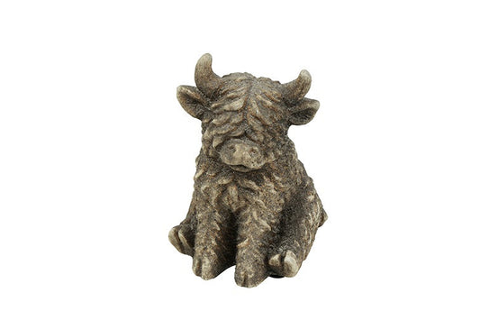 Zittend Schotse hooglander beeld Yuki van Countryfield, bruin-grijze steenlook met warrige vacht en horens, polystone, 9,5 x 9,5 x 14 cm.