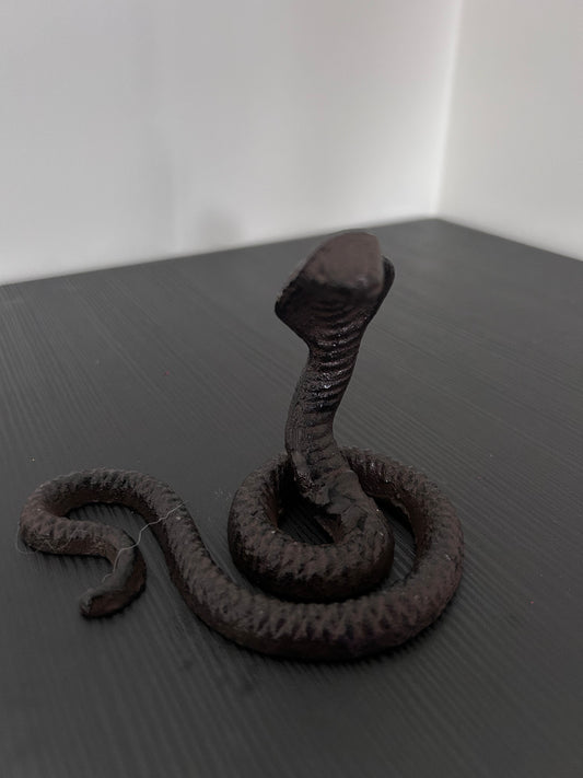 Gietijzeren cobra slang beeld in antiek bruin – decoratief woonaccessoire