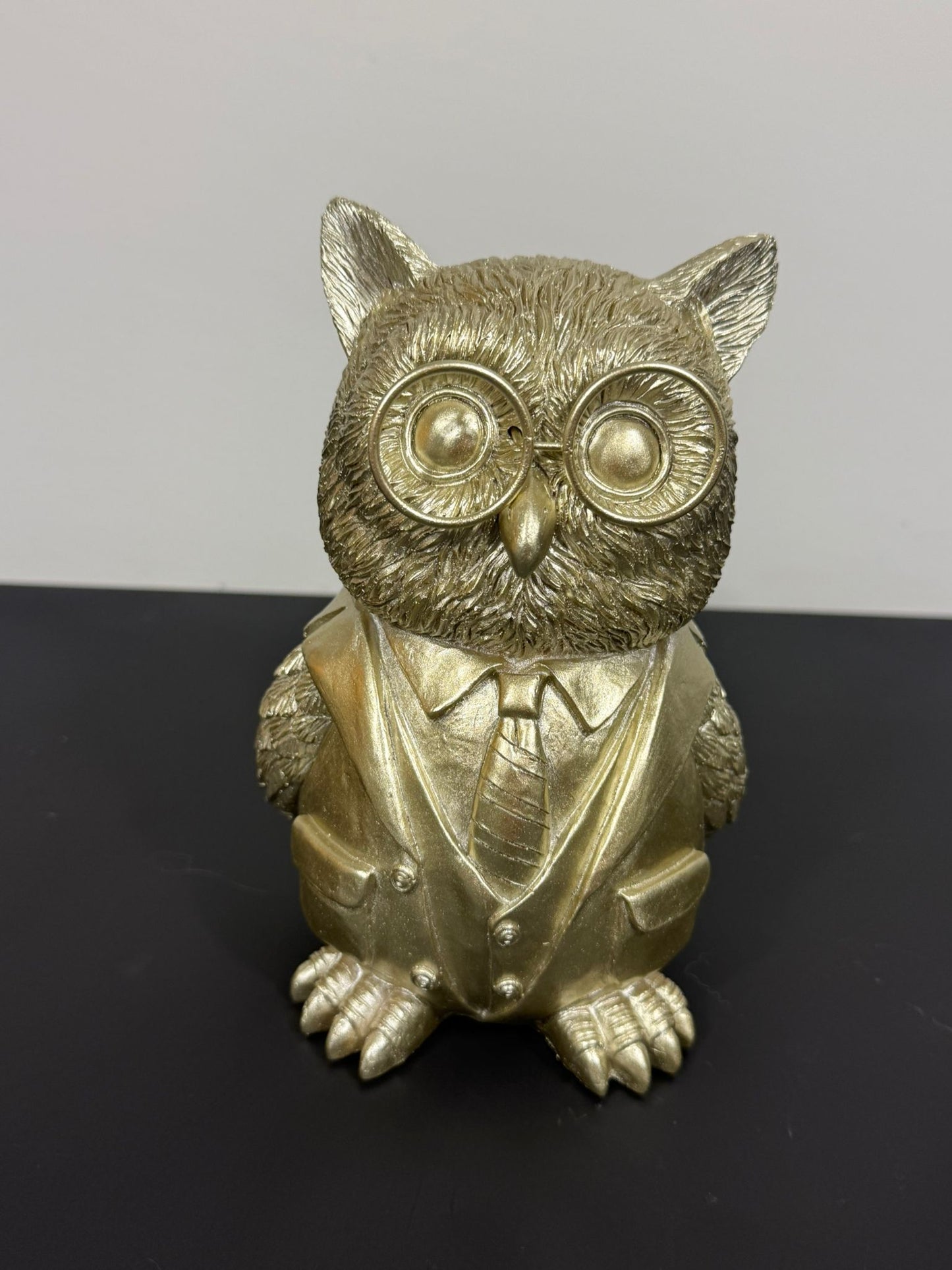 Champagnegouden uil beeld met bril in pak en stropdas 18 cm