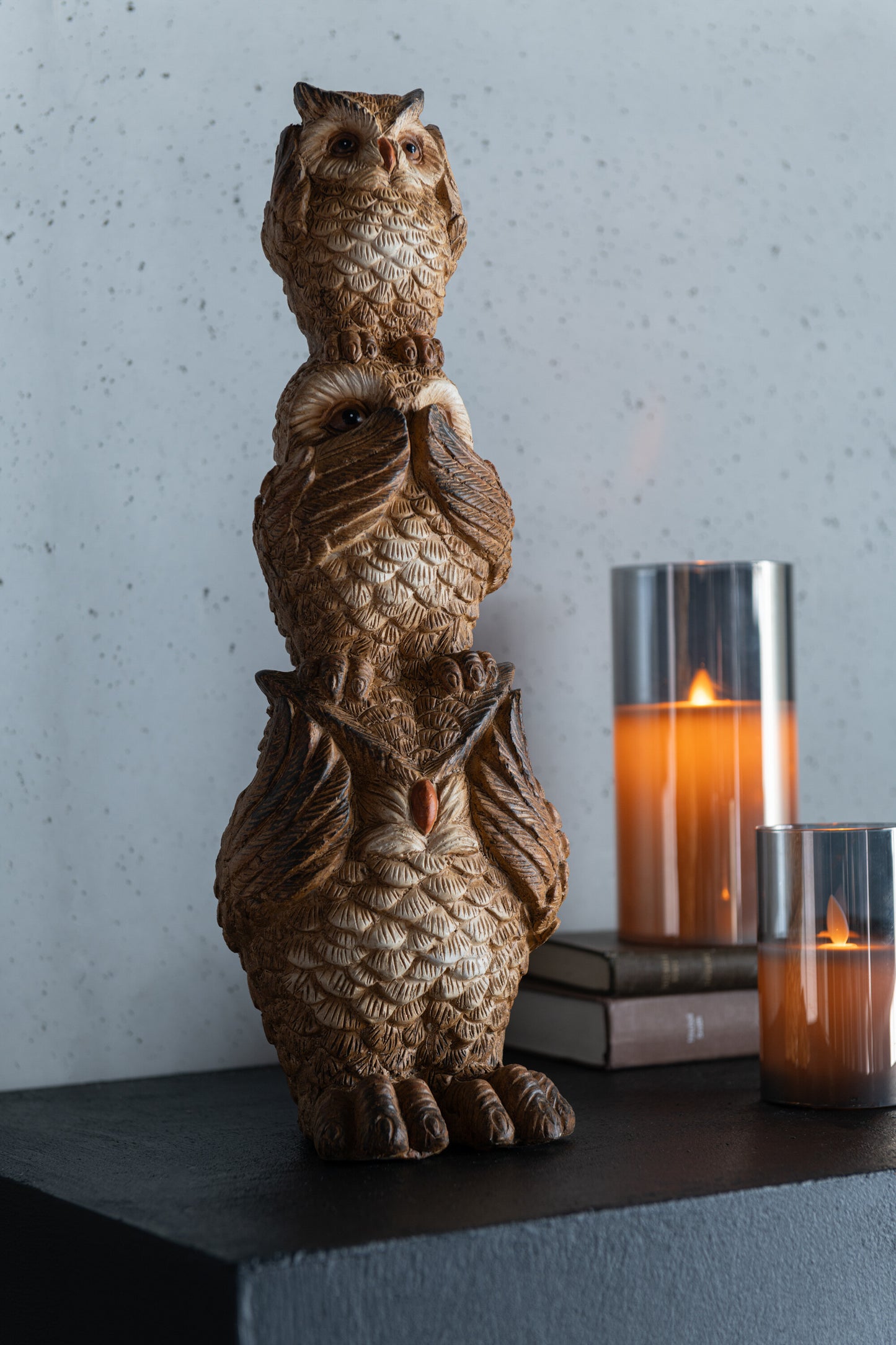 Beeld van drie uilen ‘Horen Zien Zwijgen’ – 46 cm hoog – bruin polyresin sculptuur – J-line