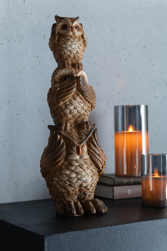 Beeld van drie uilen ‘Horen Zien Zwijgen’ – 46 cm hoog – bruin polyresin sculptuur – J-line