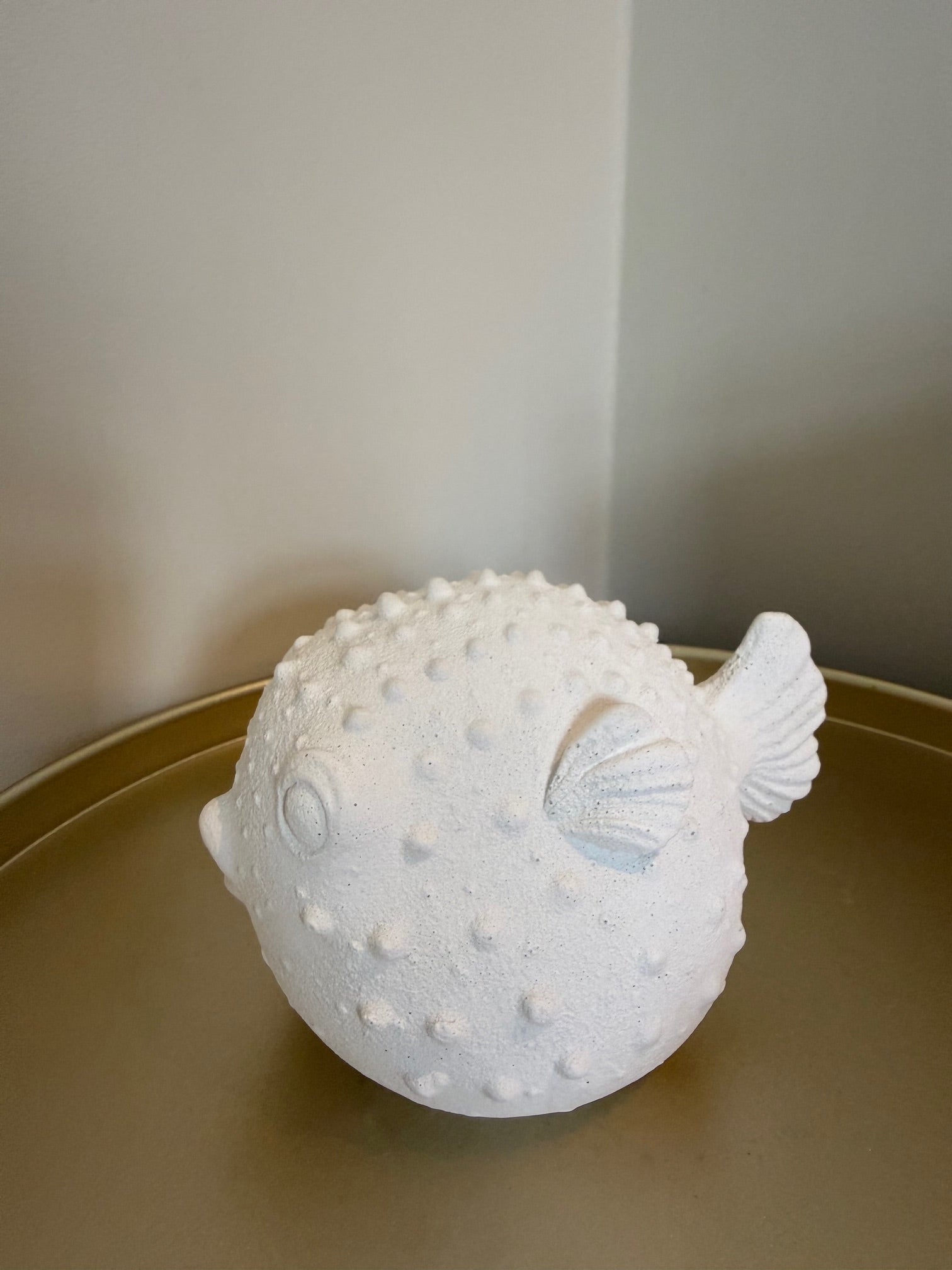 Kogelvis beeld wit steen 14 cm decoratie