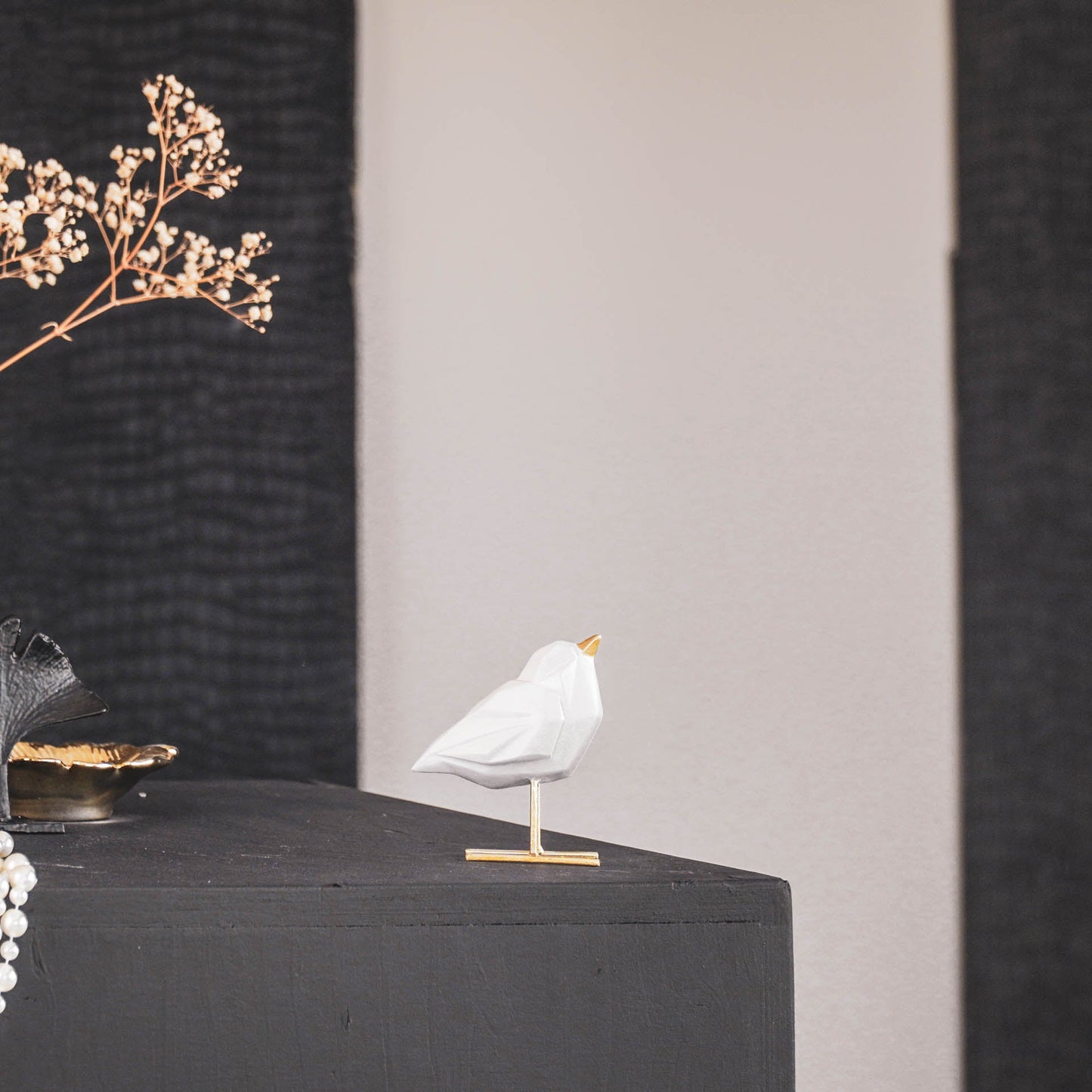 Weißer Vogel mit goldenen Details