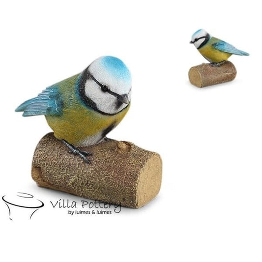 Pimpelmees beeldje op boomstam – kleurrijke vogel decoratie 13 cm