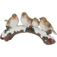 Polystone beeld van vier roodborstjes op een besneeuwde tak – winterdecoratie 25 cm breed