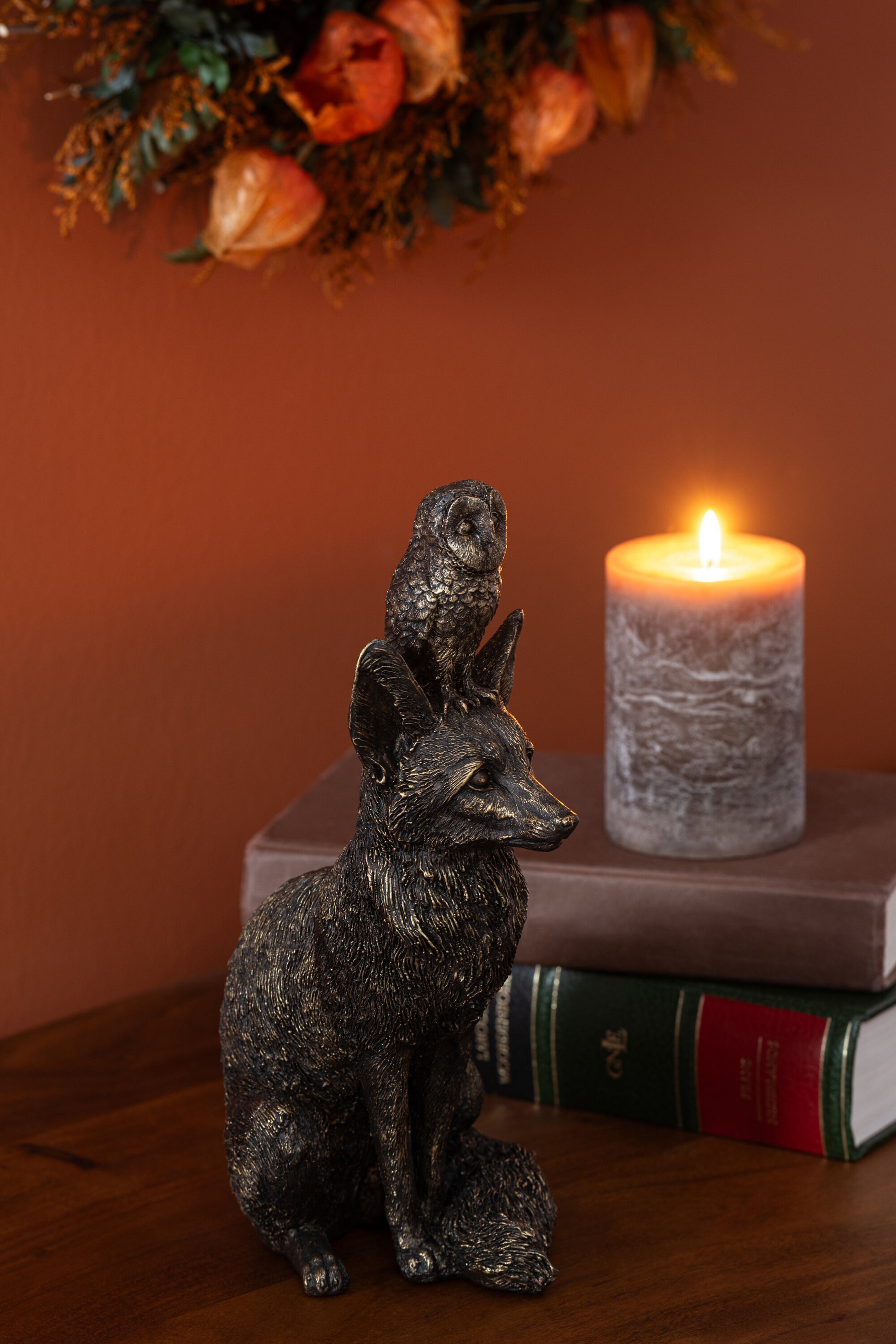 Bronskleurig beeld van vos met uil – dierensculptuur 28 cm hoog – J-line decoratie