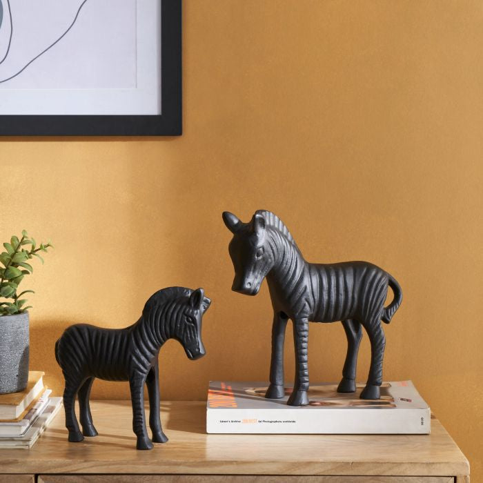 Zwart aluminium zebra beeld – moderne woondecoratie in twee formaten