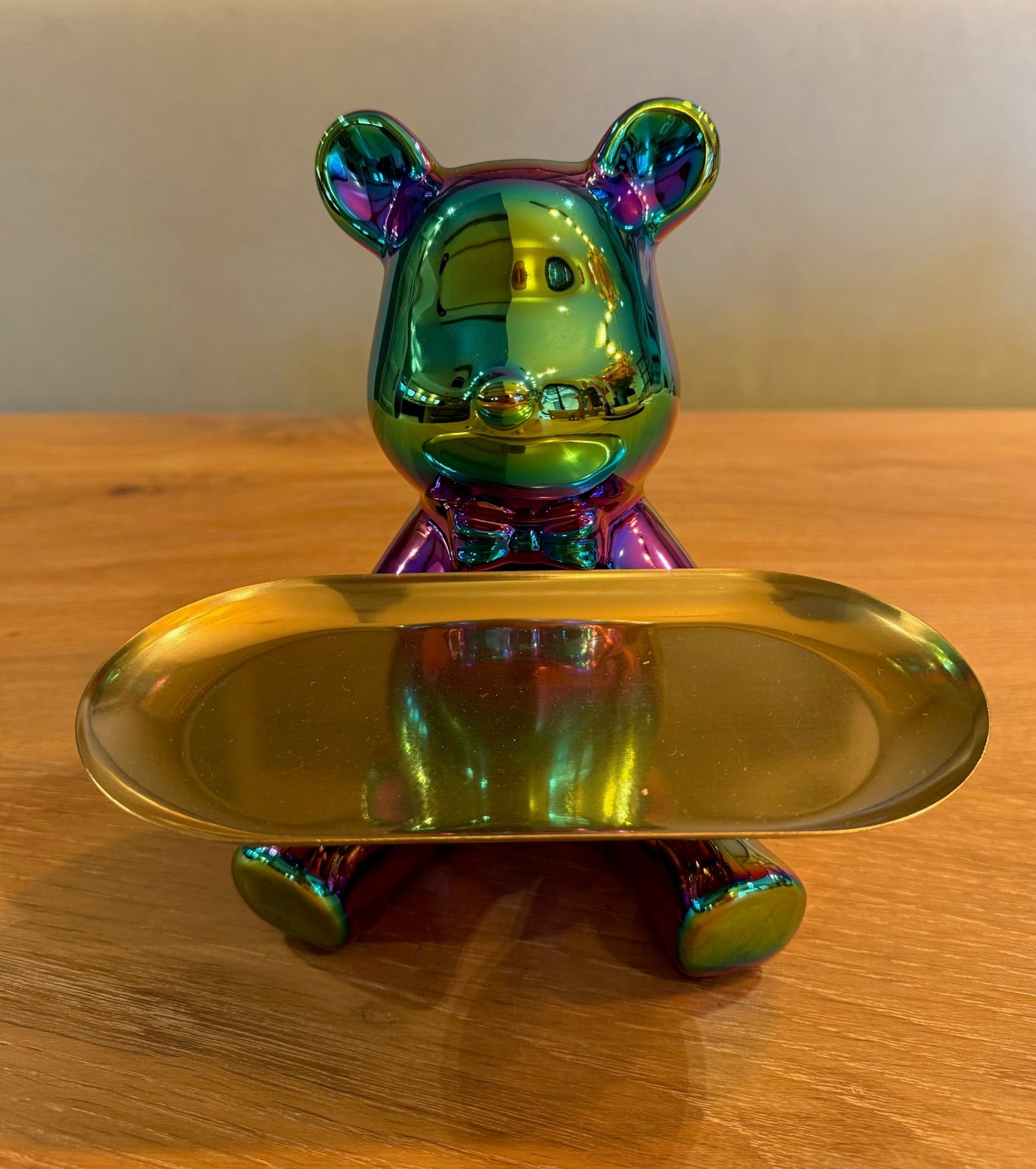 Regenbogen-Teddy mit goldenem Tablett – 18 cm