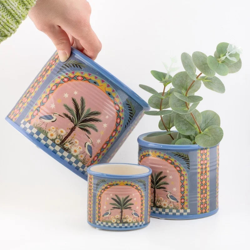 Palm Bird bloempot van aardewerk met tropische print van palmbomen en vogels, verkrijgbaar in twee maten