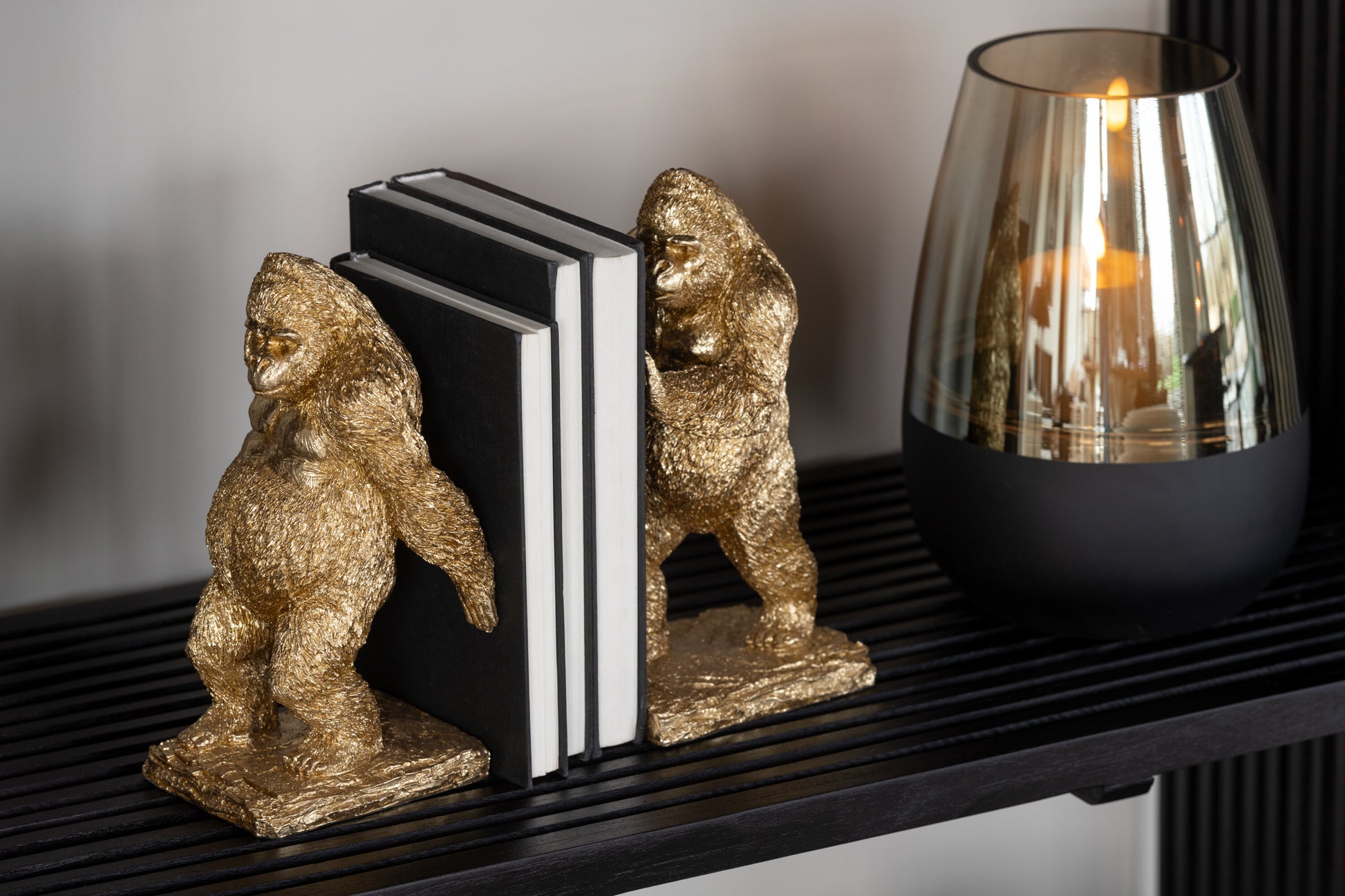 Set van 2 gouden gorilla boekensteunen van J-Line met gedetailleerde afwerking voor boeken en decoratie.