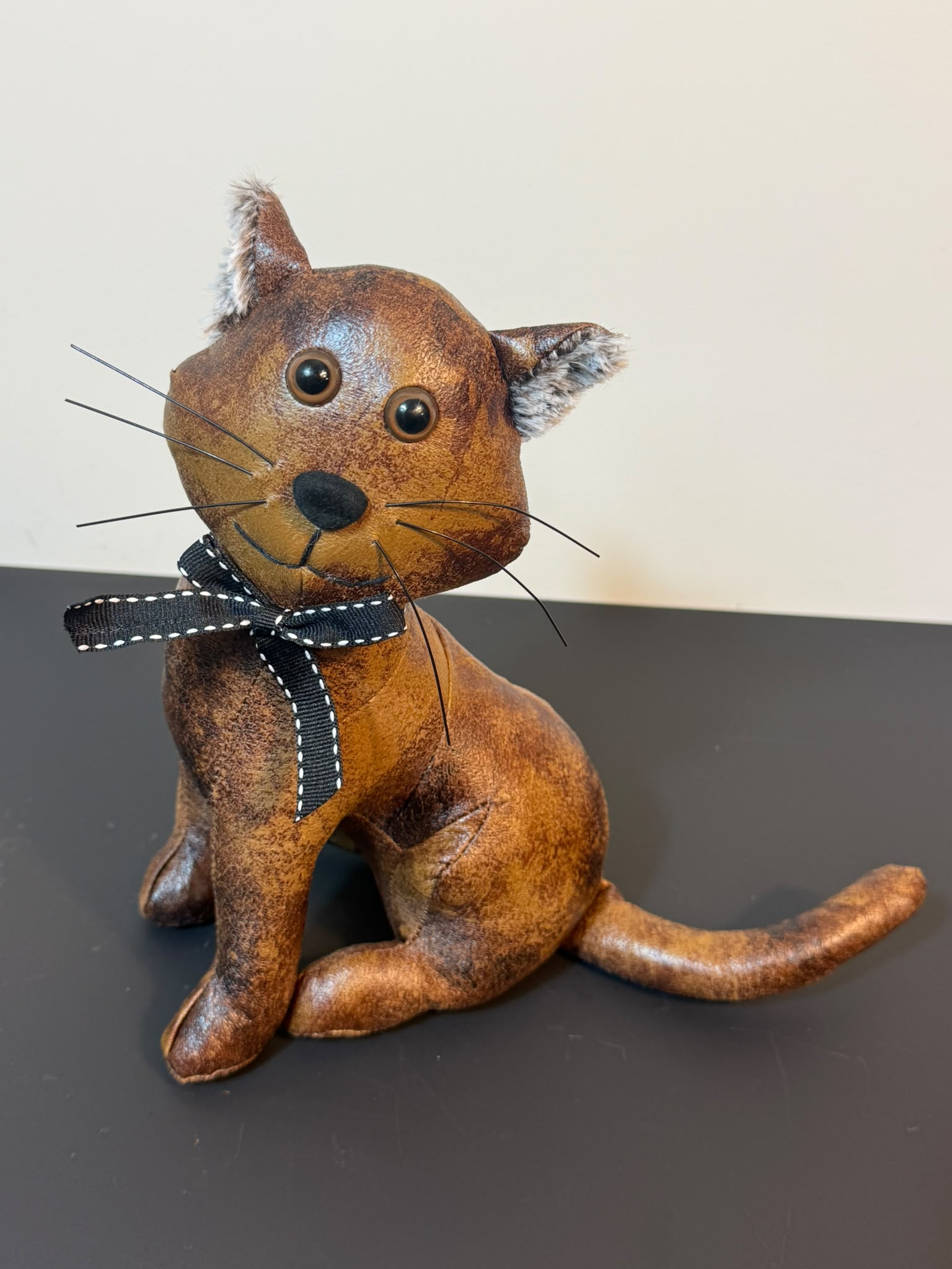 Pomme Pidou deurstopper kat van bruine lederlook stof met verzwaarde onderkant 28 cm