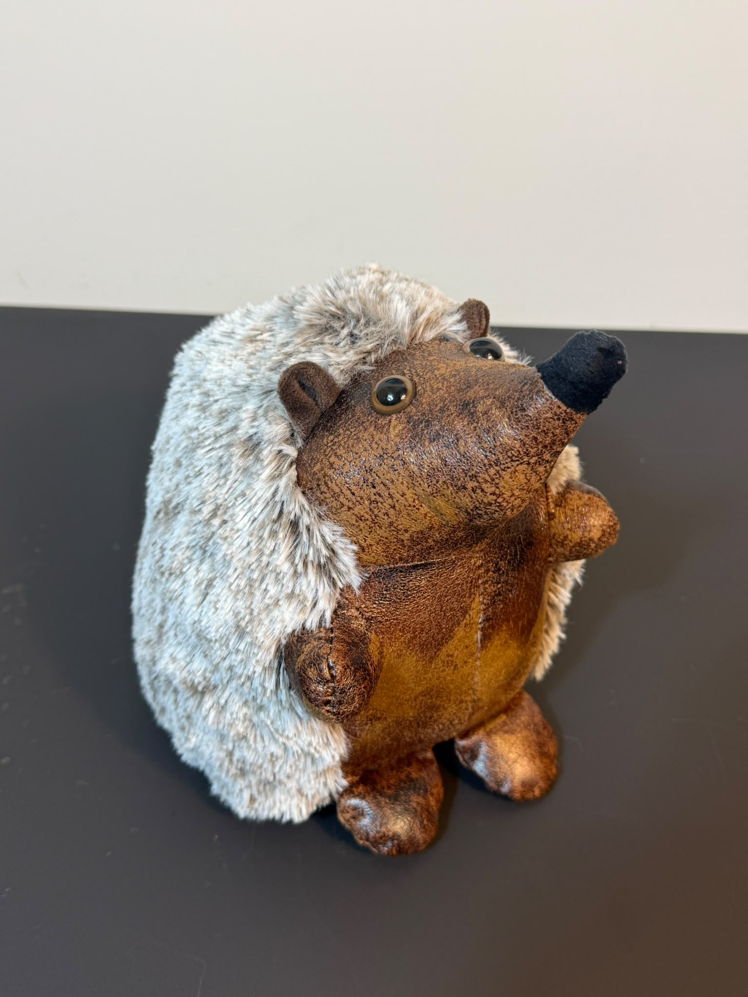 Pomme Pidou deurstopper Egel Mika van bruine lederlook stof met zachte pluche rug en verzwaarde vulling van 1.600 gram