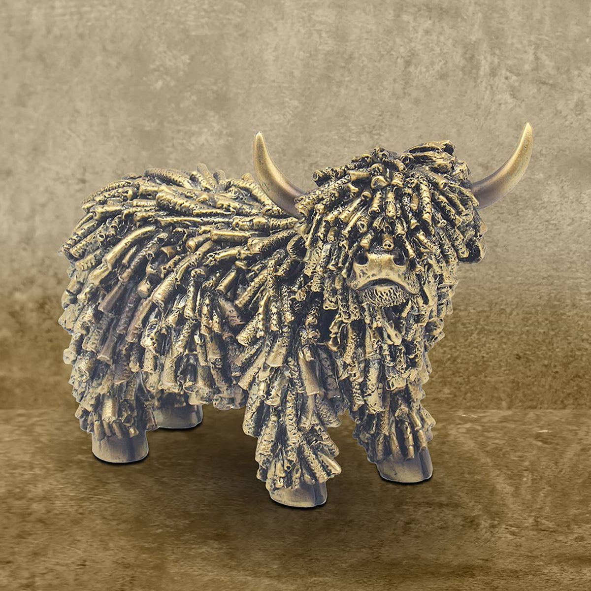 Schotse hooglander beeld van polyresin met goudkleurige finish 18 x 8,5 x 13 cm