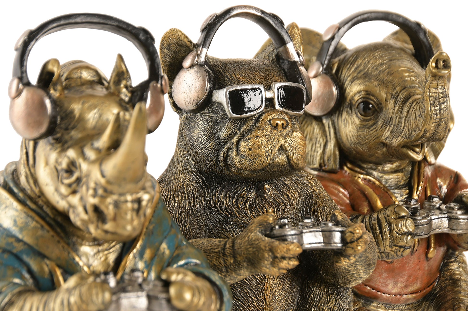 Gaming dierenbeeld van resin met koptelefoon en gamecontroller, verkrijgbaar als hond, neushoorn of olifant met een luxe antiek bronzen afwerking.
