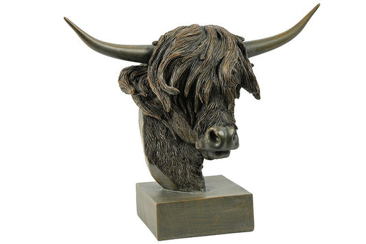 Schotse hooglander sculptuur Ulla S van Countryfield in donkere bronslook, met grote horens, warrige pony en vierkante sokkel, 20 × 10 × 16 cm.