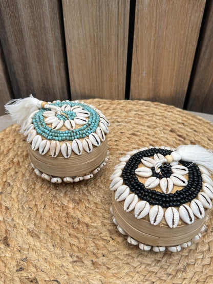Handgemaakt Balinees decoratief doosje van gevlochten bamboe met natuurlijke kauri schelpen, glazen kralen en decoratieve kwast in turquoise of zwarte uitvoering.