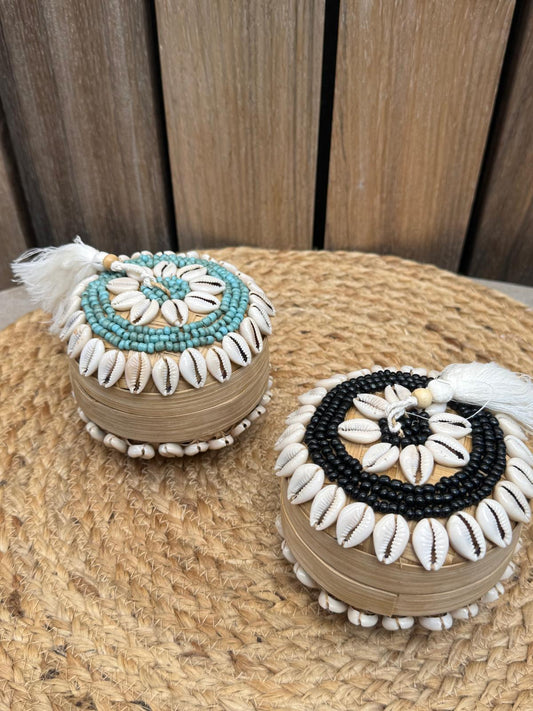 Handgemaakt Balinees decoratief doosje van gevlochten bamboe met natuurlijke kauri schelpen, glazen kralen en decoratieve kwast in turquoise of zwarte uitvoering.