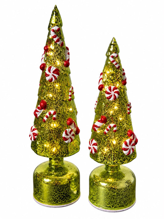 Twee groene kerstbomen met craquelé-effect en rood-witte zuurstokken en pepermuntjes in verschillende formaten.