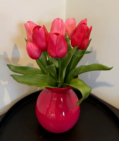 Fuchsia vaas met roze en fuchsia real touch kunsttulpen 28 cm van Colmore en Countryfield