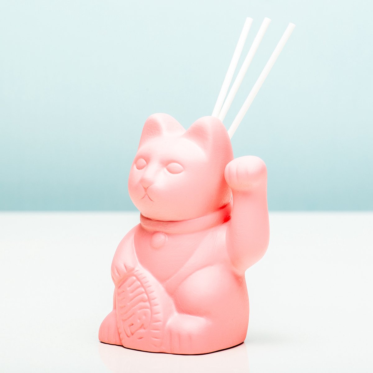 Roze Lucky Cat diffuser van keramiek met olie en 5 geurstokjes – geurverspreider 19 cm