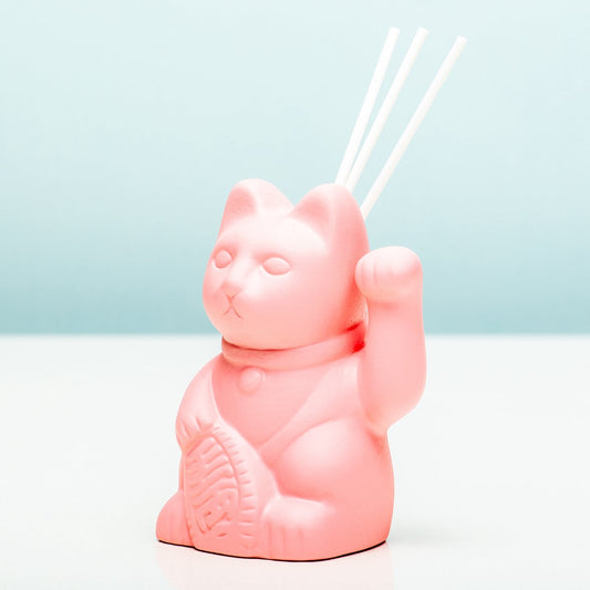 Roze Lucky Cat diffuser van keramiek met olie en 5 geurstokjes – geurverspreider 19 cm