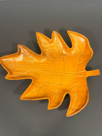 Decoratieve bladschaal bruin van MDF in herfstbladvorm 32 cm