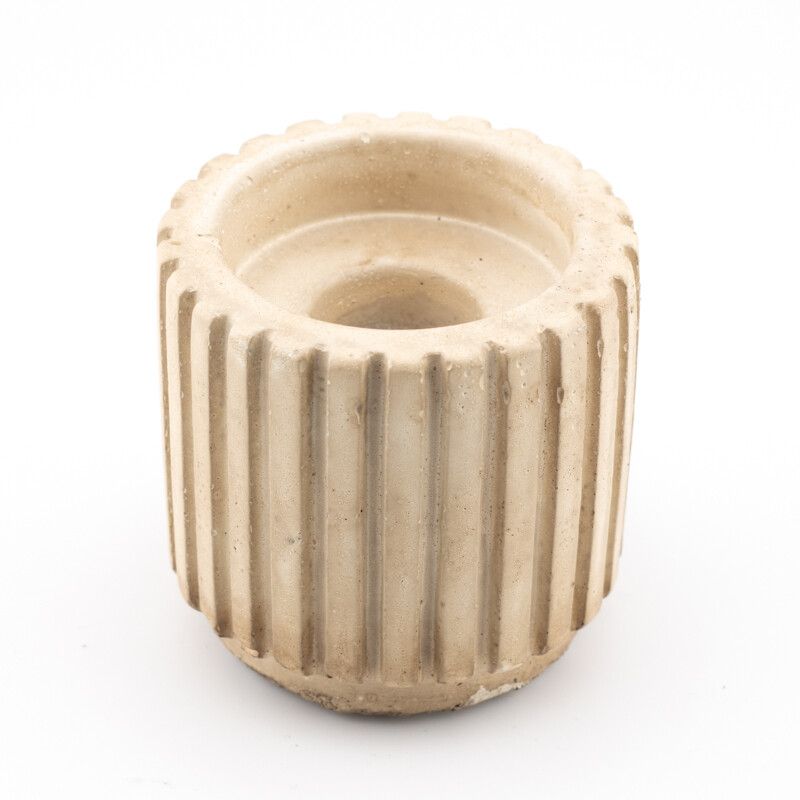 Beige kaarsenhouder van aardewerk met ribbelstructuur Mareva
