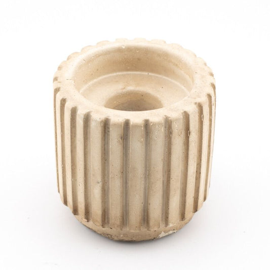 Beige kaarsenhouder van aardewerk met ribbelstructuur Mareva