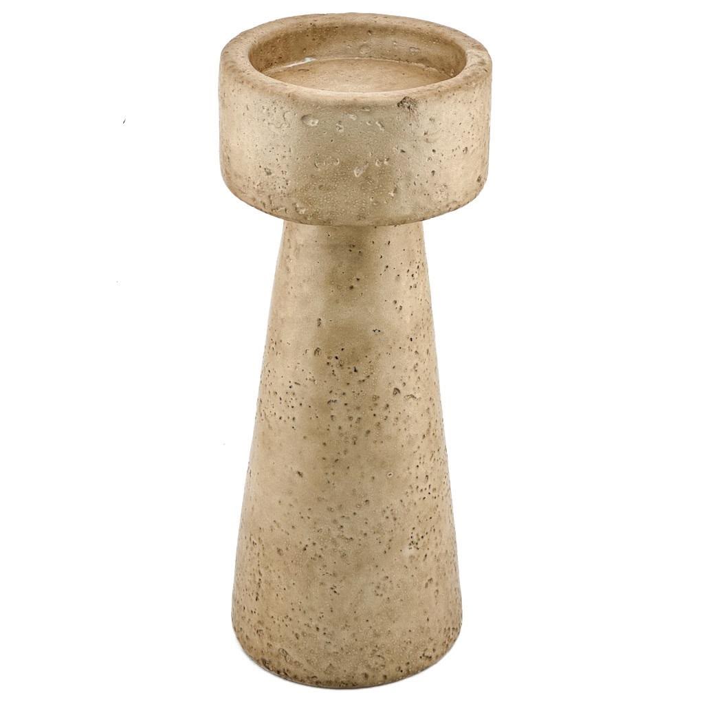 Beige kaarsenhouder van aardewerk met travertin look en taps toelopende voet, verkrijgbaar in 20 en 25 cm hoogte voor een Bali, Japandi en boho interieur.