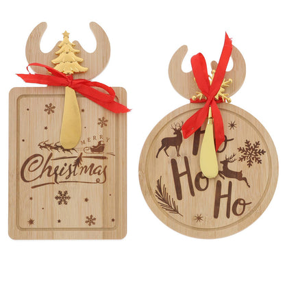 Twee houten kerstkaasplankjes met rendiergewei, goudkleurige RVS kaasmesjes en rode strikken, ronde Ho Ho Ho en rechthoekige Merry Christmas uitvoering