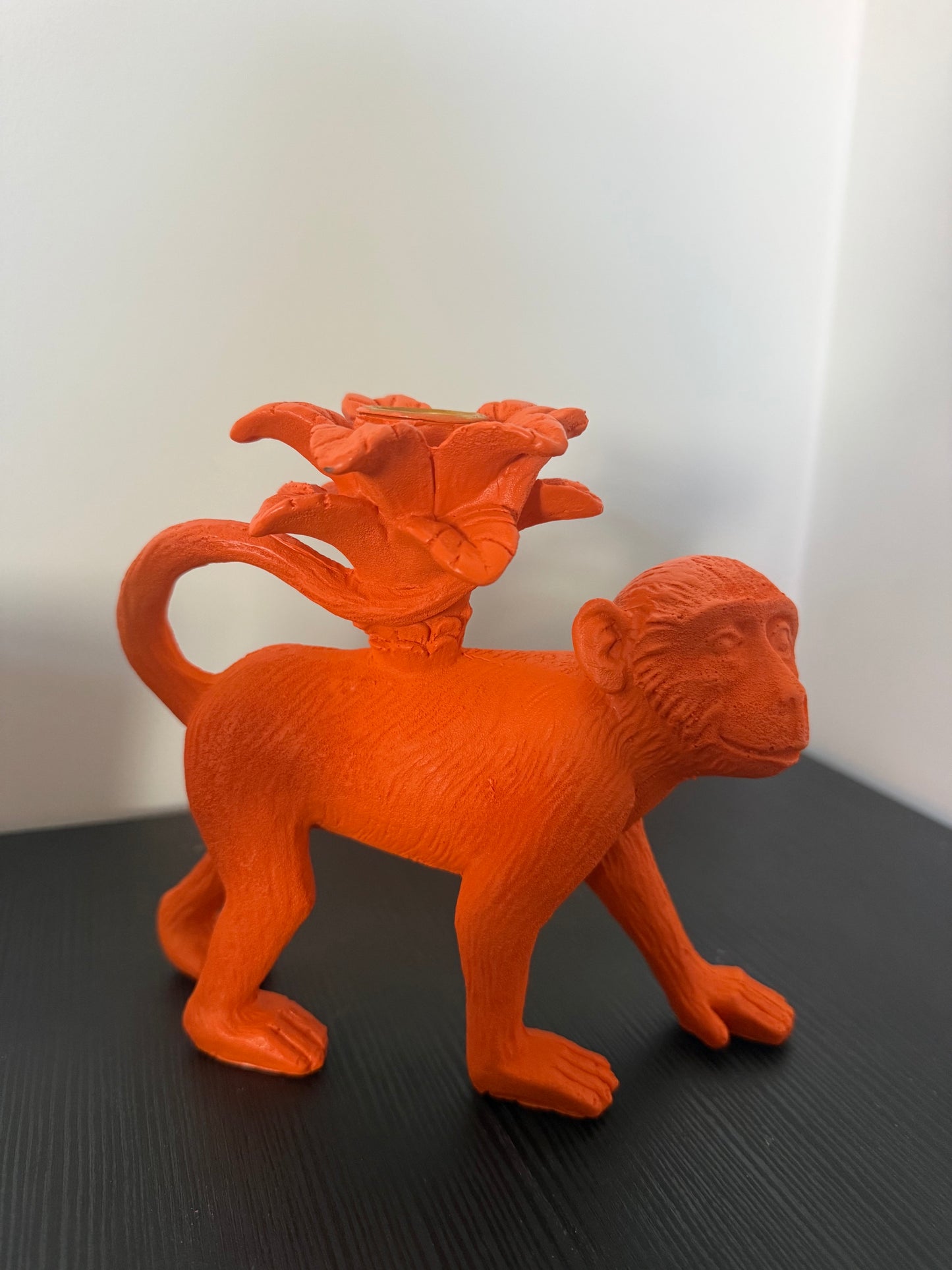 Affe Kerzenständer Rosa/Orange – Verspielter Tier-Kerzenständer 16 cm