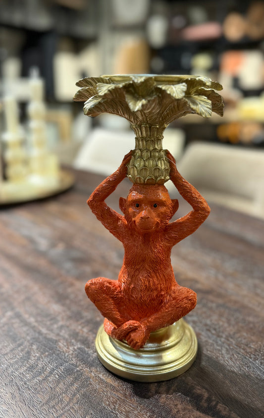 Oranje aap met gouden kandelaar – luxe dierenthema decoratie 35,4 cm