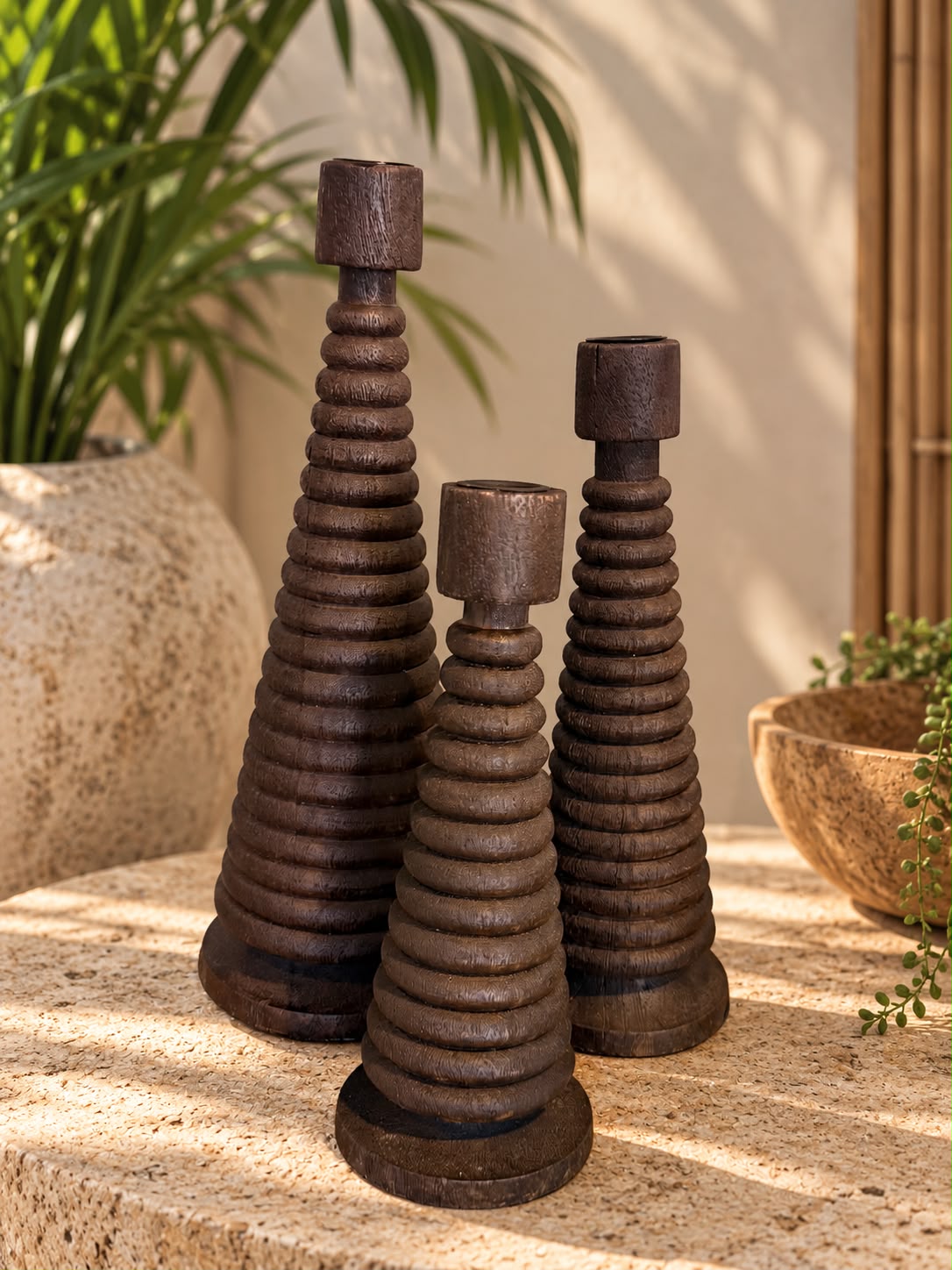 Light & Living Almola kandelaar van echt walnoothout in 23, 28 en 33 cm met gestileerde kerstboomvorm