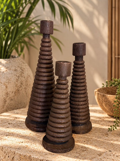 Light & Living Almola kandelaar van echt walnoothout in 23, 28 en 33 cm met gestileerde kerstboomvorm