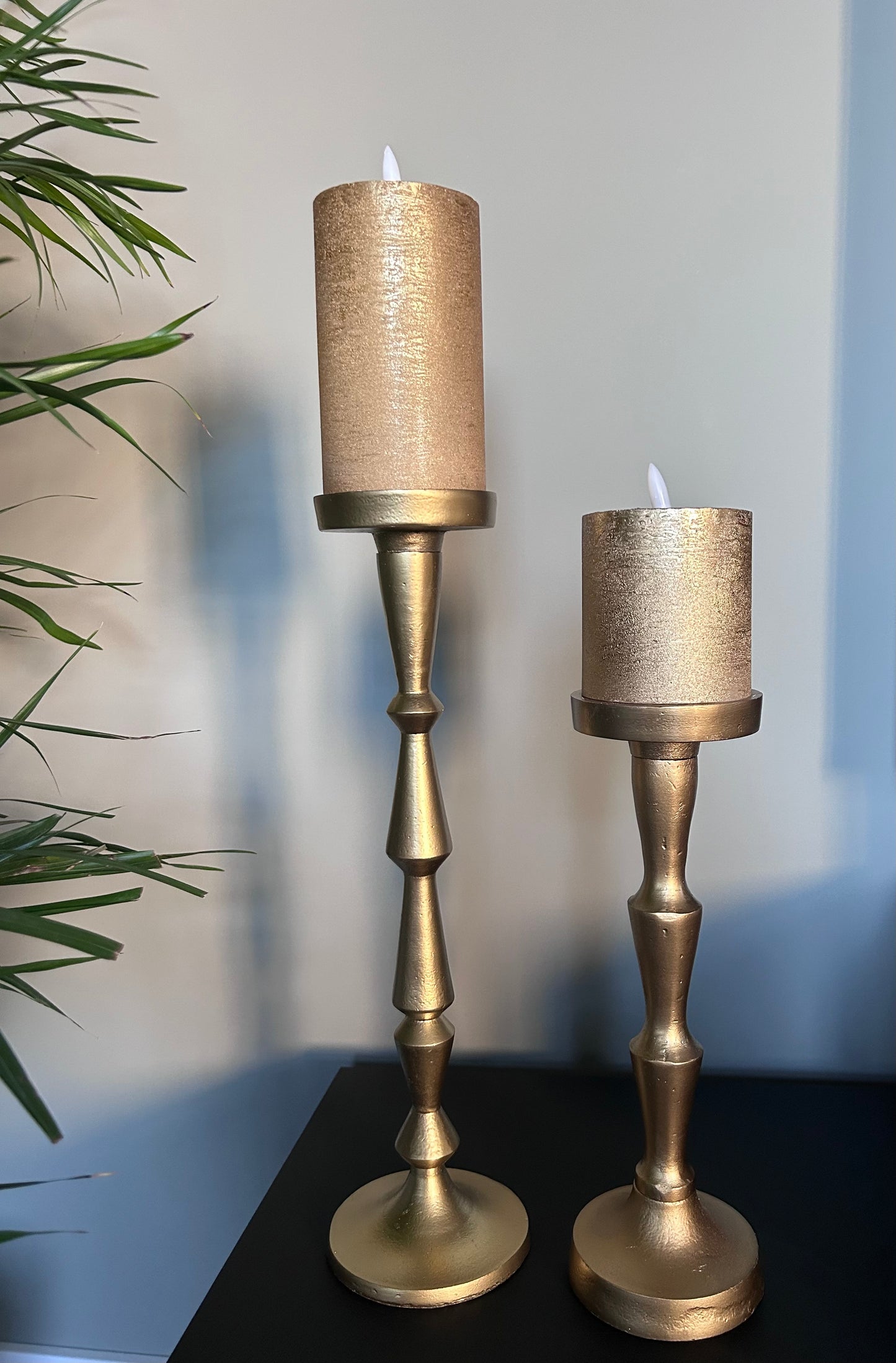 Grote gouden aluminium kandelaar van 37 cm hoog – luxe kaarsenhouder van Colmore