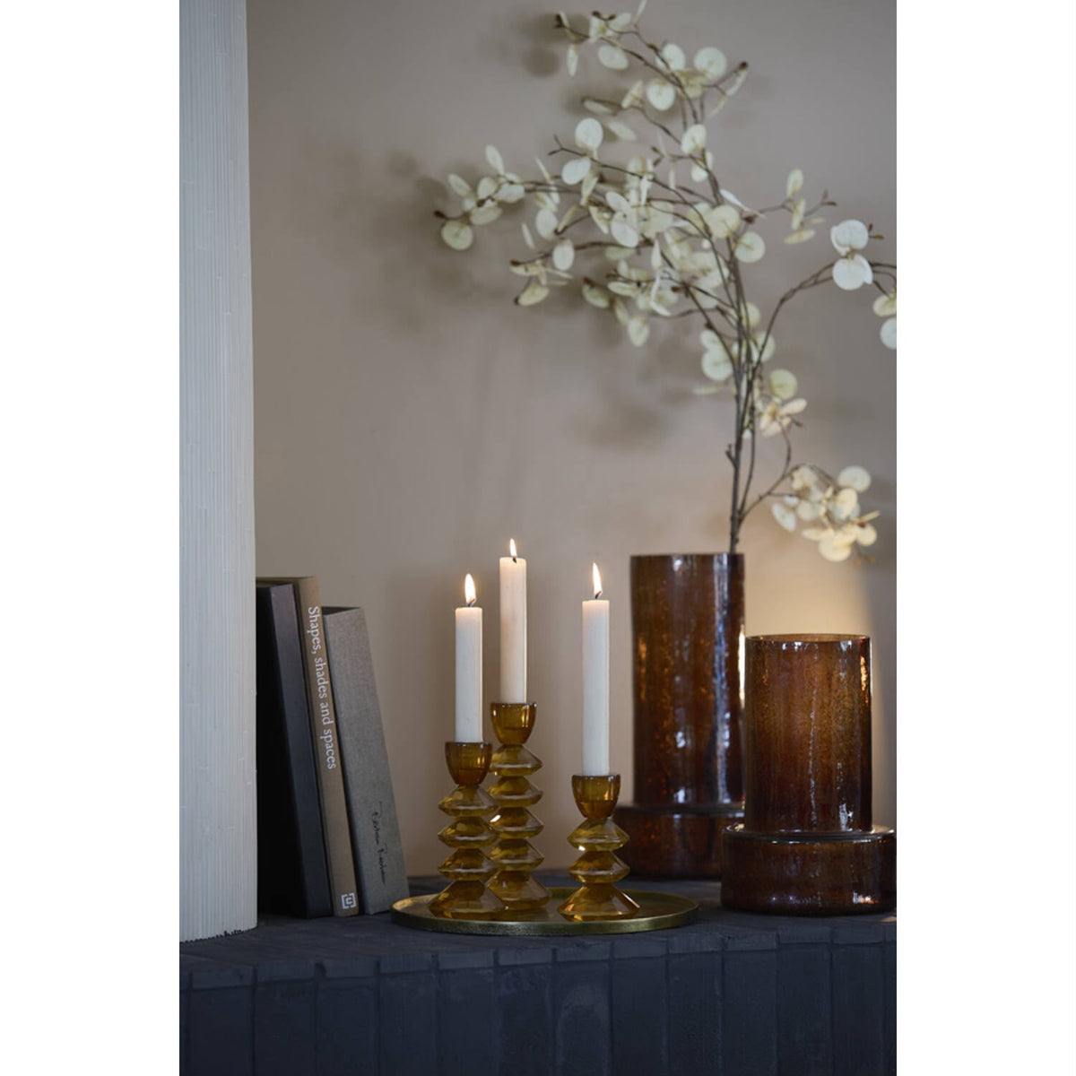 Set van 2 Light & Living Rovelo kerstboom kandelaars van dik glas in milky dark brown 14 en 20 cm
