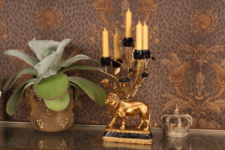 Stijlvolle jungle chic woondecoratie met gouden dierenbeelden zoals leeuwen, apen en exotische accenten op een luxe setting.