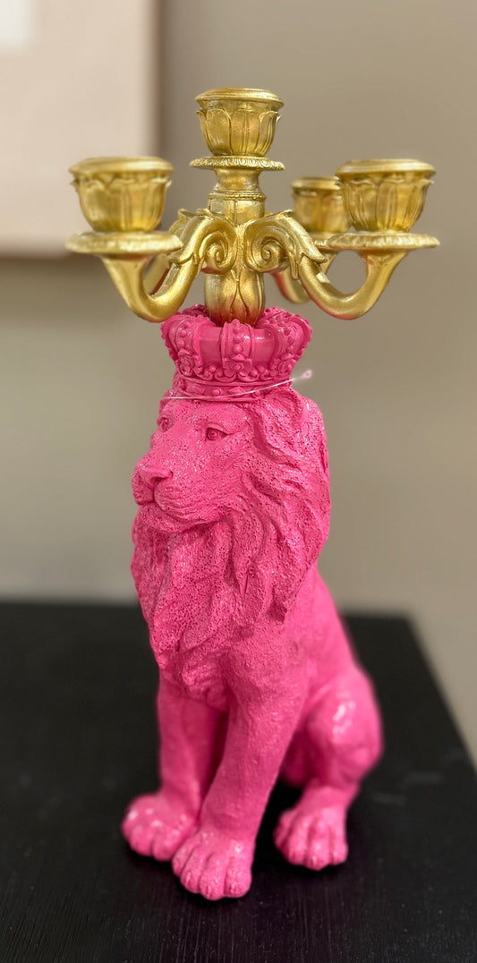 Roze leeuw kandelaar met kroon en gouden armen – 35,2 cm hoog