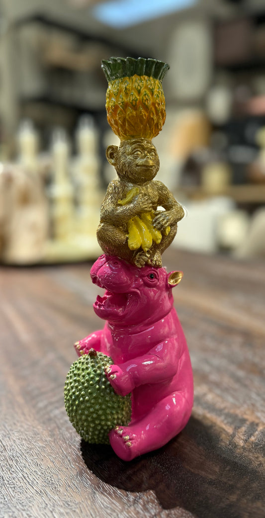 Roze nijlpaard met aap en ananas kandelaar – tropische woondecoratie 25,6 cm