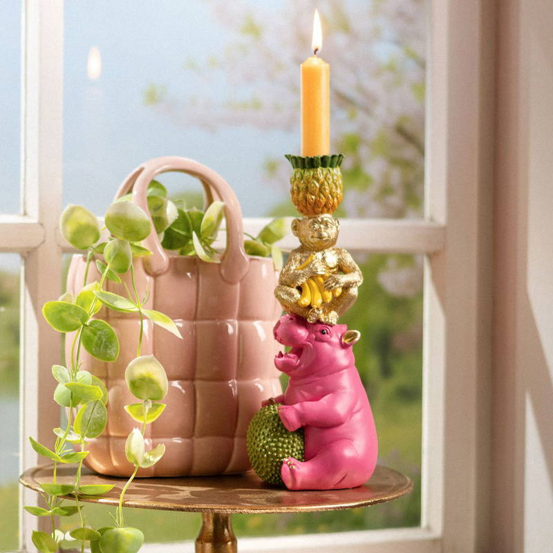 Roze nijlpaard met aap en ananas kandelaar – tropische woondecoratie 25cm