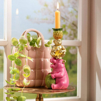 Roze nijlpaard met aap en ananas kandelaar – tropische woondecoratie 25cm
